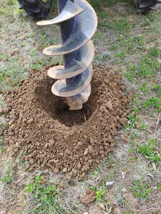 Трактор с Ямокопател