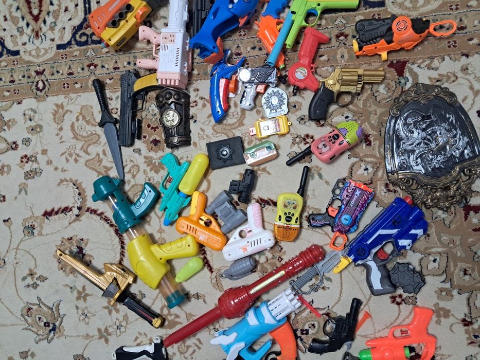Пистолеты и игрушки продам