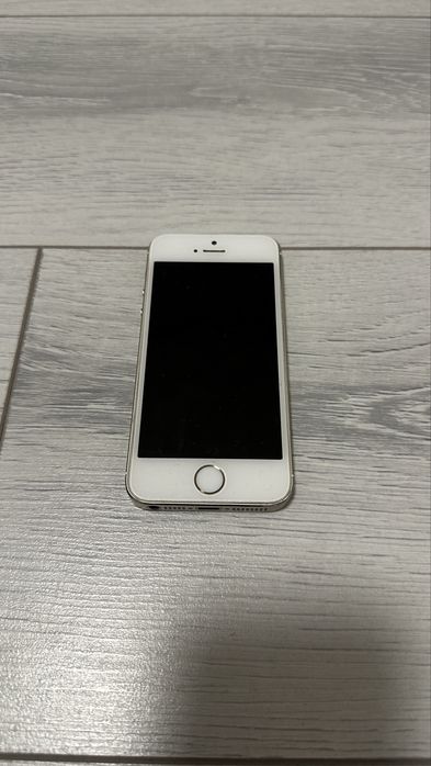 iPhone SE • Nu pornește • Zgâriat • Pentru piese / service