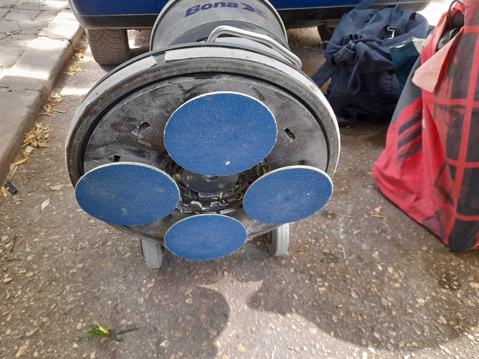 Качествено циклене, фугиране и лакиране на паркет и дюшеме.