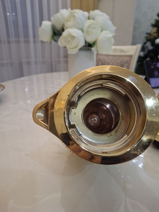 Продам чайник-термос с позолотойй