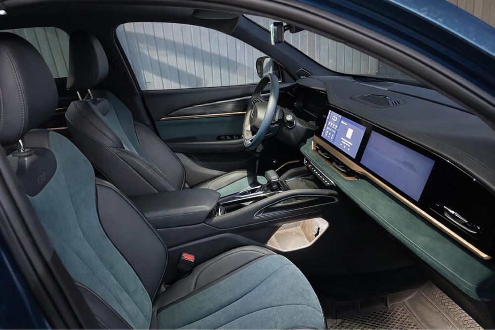 Кроссовер Geely Monjaro 2024 года