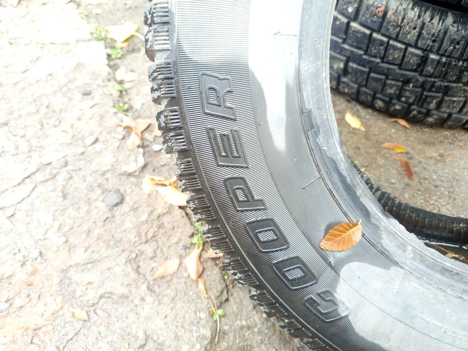 Резина 235/70/16 зима.