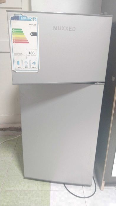 Продам холодильник маленький новый