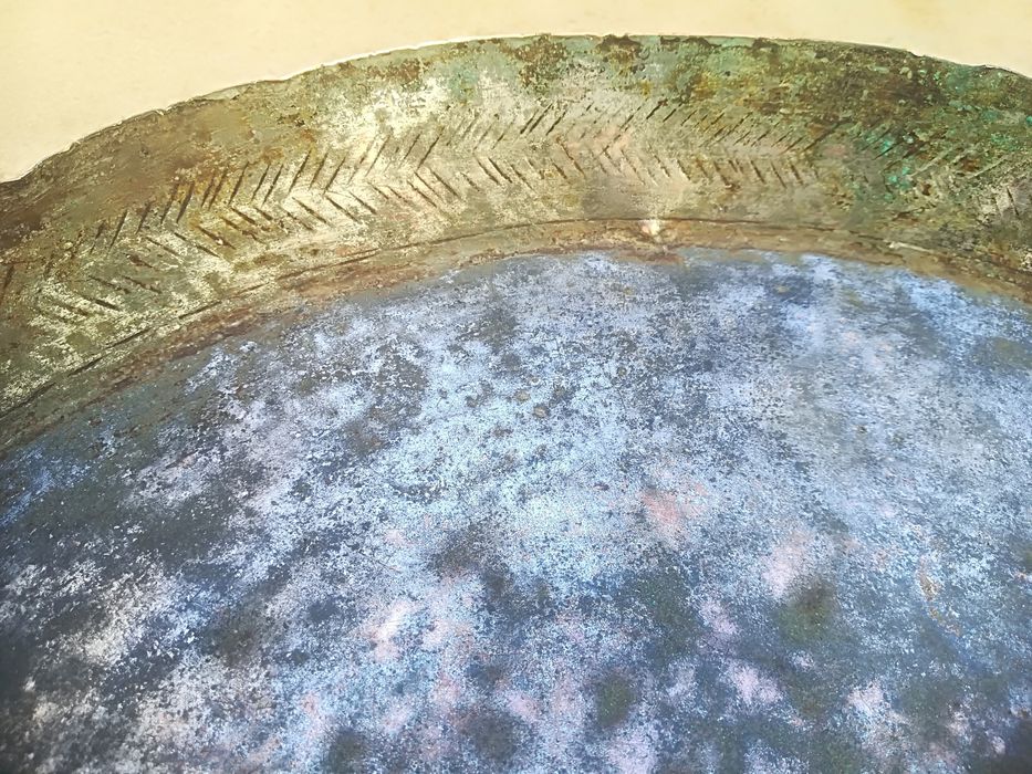 Стара медна тава ръчно кована с орнаменти