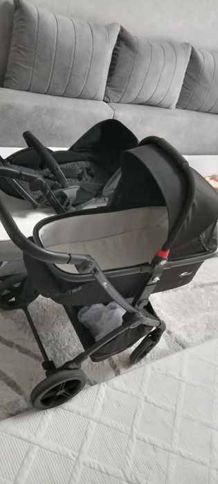 Продается детская стильная коляска 2 в 1.