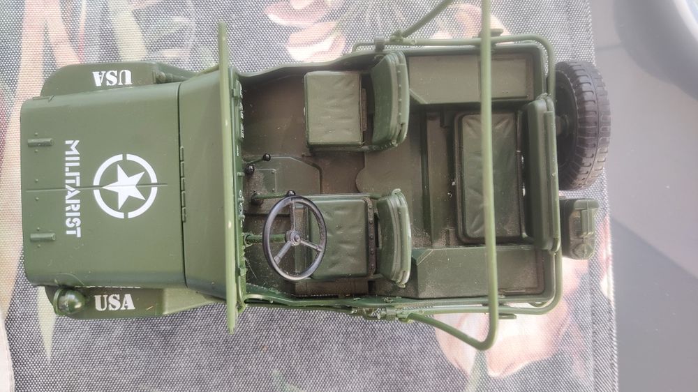 Vând machetă Jeep Willis md.1943 mărimea 1:18