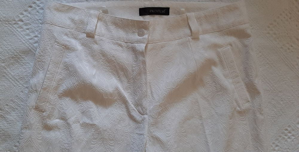 Pantaloni  marimea 40 de culoare alba  eleganti