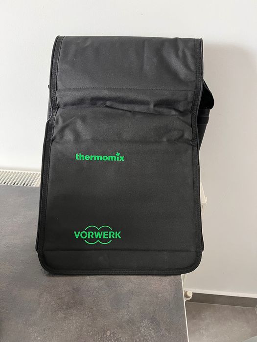 Vând robot de bucătărie Thermomix tm6