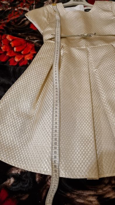 Продам нарядное платье для девочки