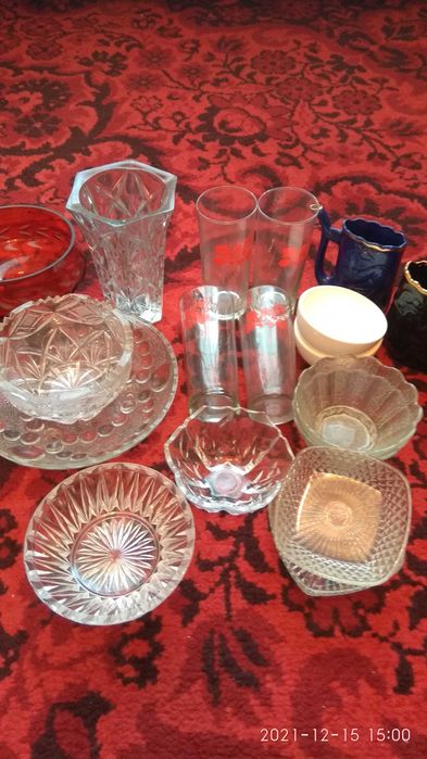 Посуда разная и салатик.