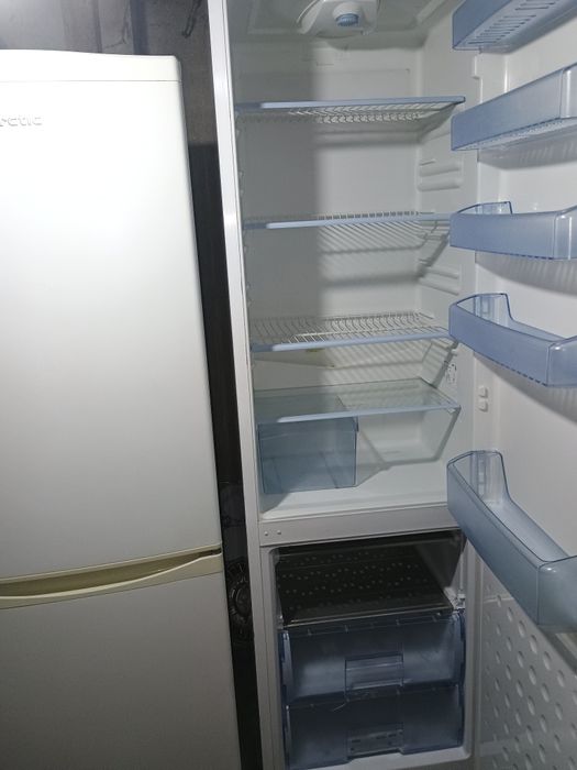 Frigider tip combină frigorifică înaltă Artic 54307WE