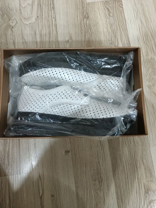 Продам женские ботинки