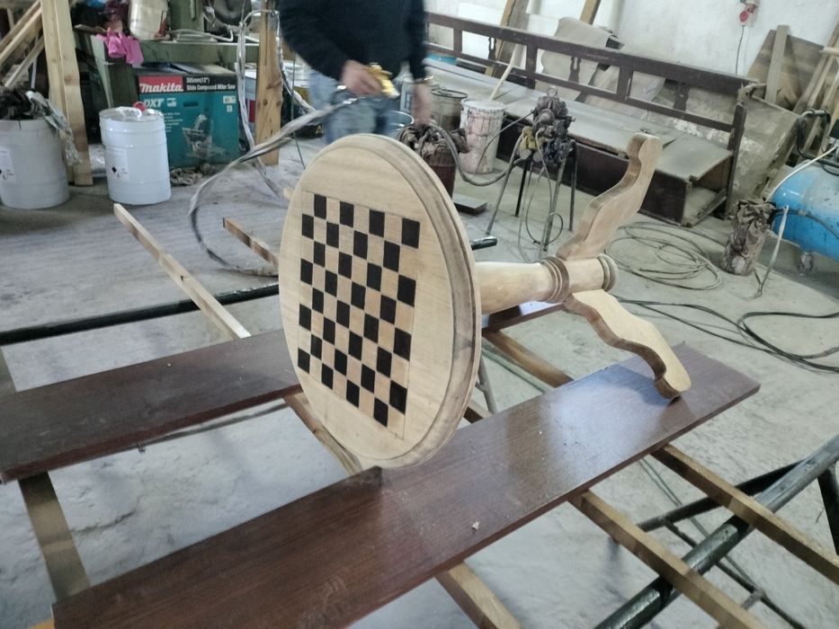 Masa pentru șah din lemn masiv de stejar  , veche , reparată și restaurată .