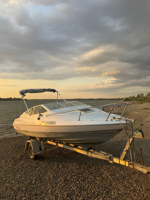 Barca Bayliner Capri 7,3m SUA Cabinata 6locuri