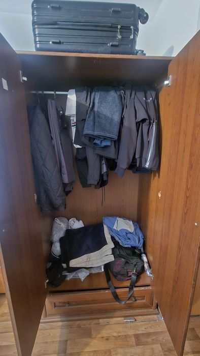 2 шкафа вместе с стульями