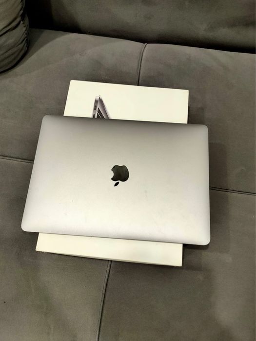 APPLE. MacBook Pro 2017