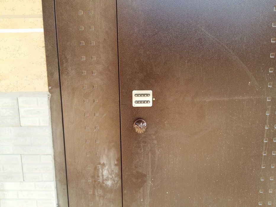 Замок кодовый  на двери и калитки.