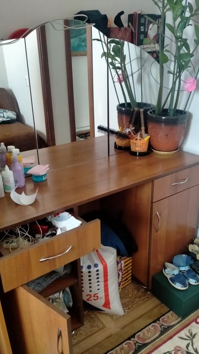 Туалетный столик с зеркалом