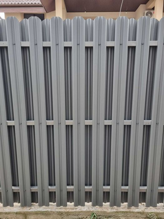 Garduri si porti din sipca metalica, panou stil jaluzele, tabla cutata, plasa bordurata, fier forjat, BCA si alte modele disponibile
