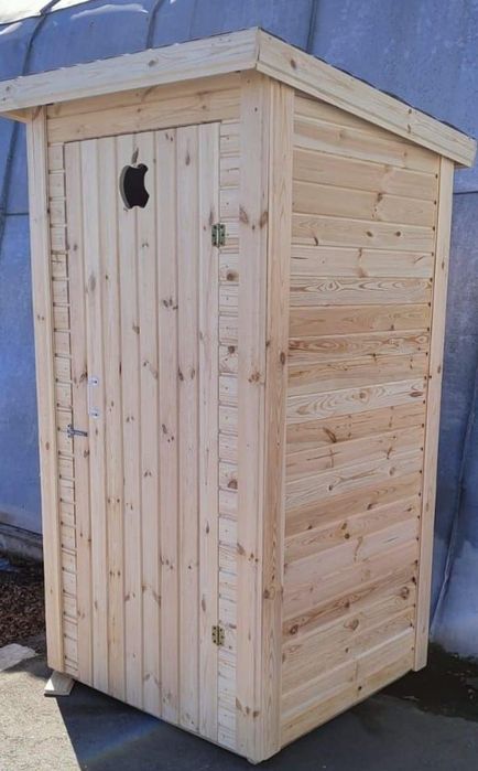 Уличный деревянный туалет