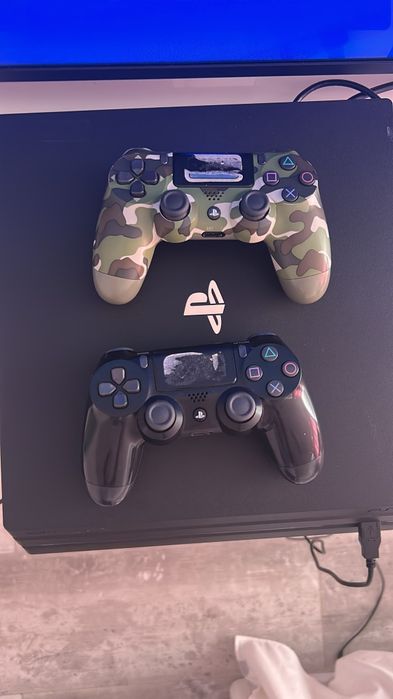 Vând PlayStation 4 cu ,861 GB