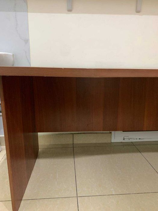 Большой офисный письменный стол в хорошем состоянии