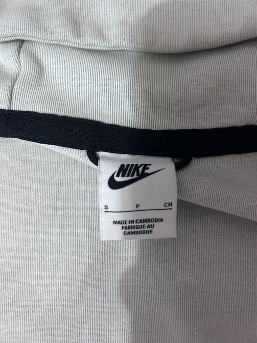 Vând Nike Tech (Alb)