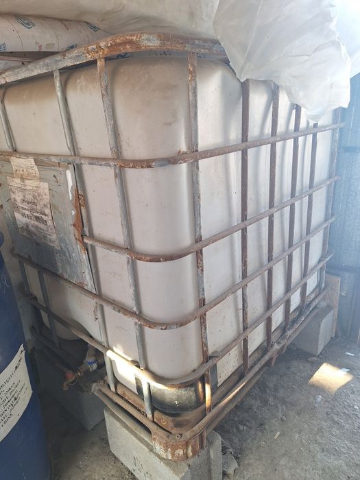 Продам ёмкости б/у объем 1000 литров.