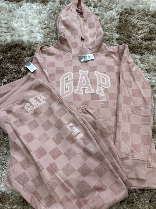 Спортивный комплект от бренда Gap