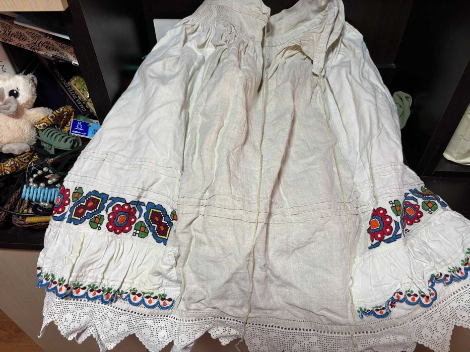 Vând costume populare vechi și extraordinar de frumoase!