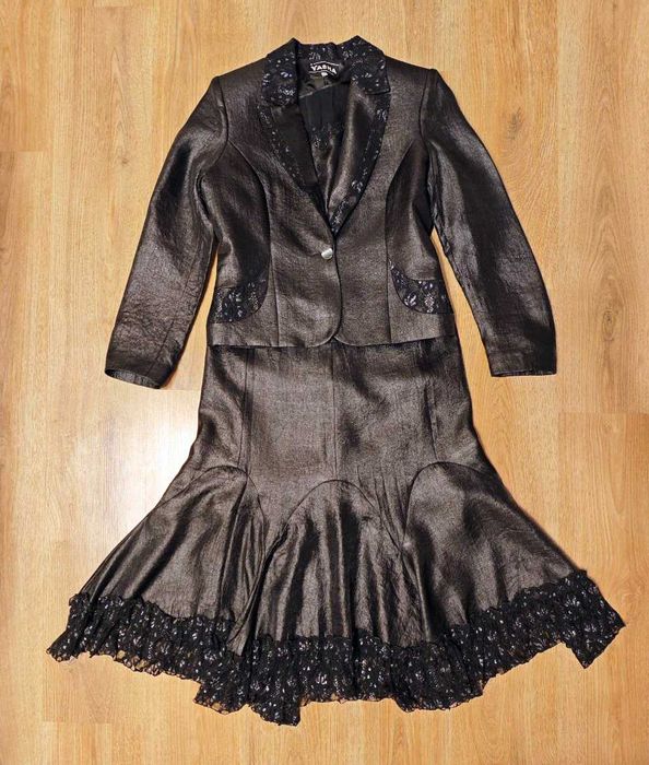 Официален дамски костюм от три части, черен с блясък - марка Яша