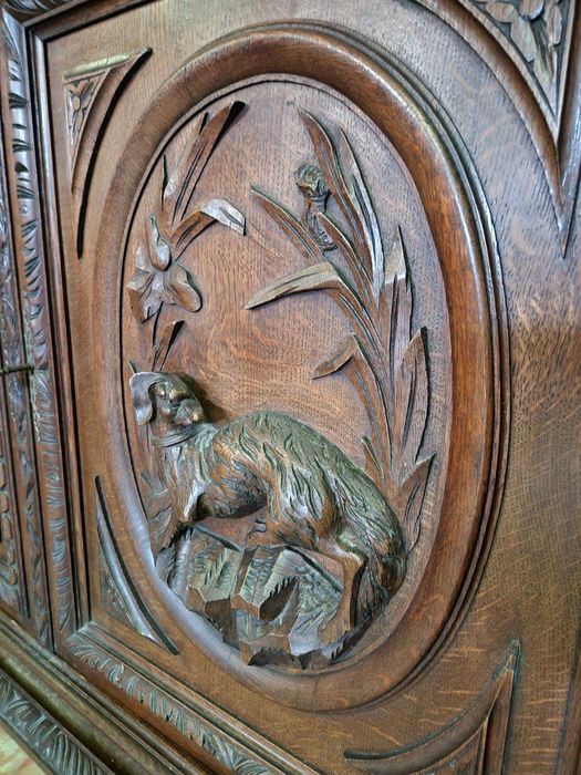 Величествен антикварен бюфет от масивен дъб в стил Неоренесанс