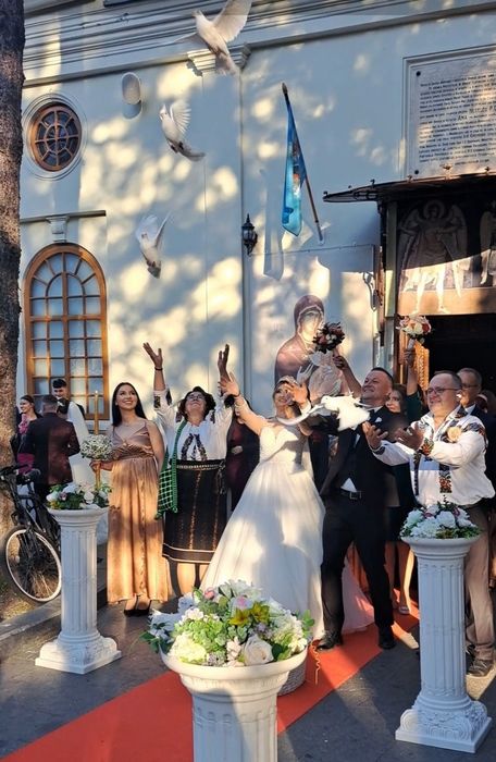 Porumbei albi, nuntă , decor biserică