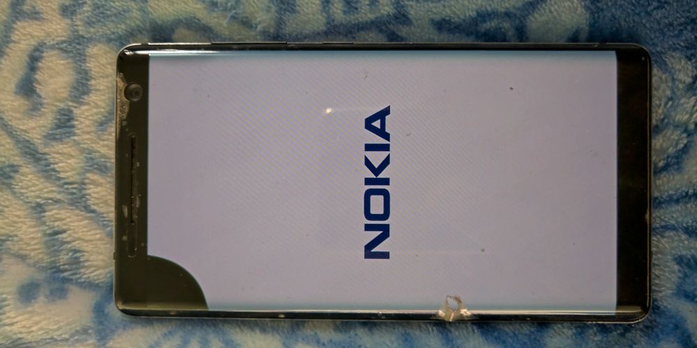 Nokia 8 Sirocco, ecranul prezintă o pată neagră complet