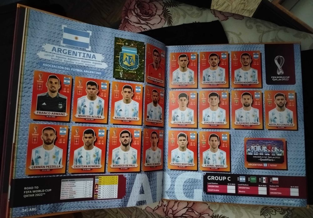 Попълнен колекционерски албум за стикери Panini world cup 2022 qatar с твърди корици