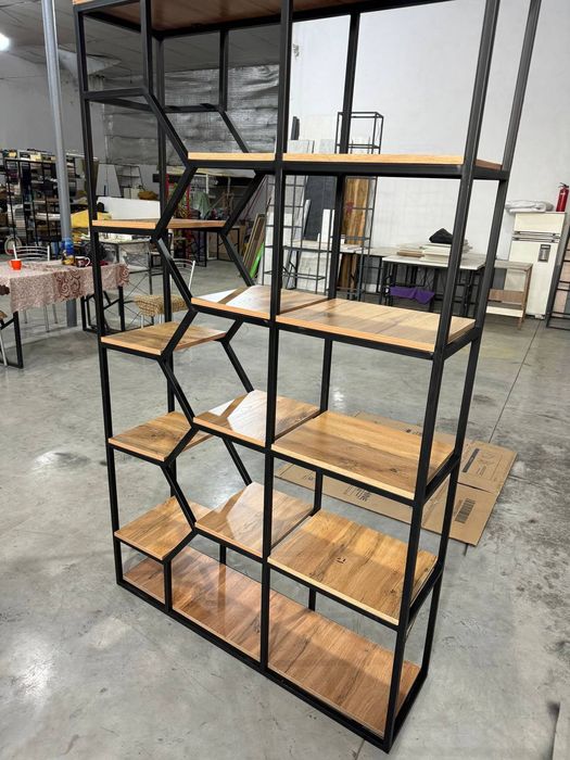 Zamonaviy dizaynda stol va stelajlar