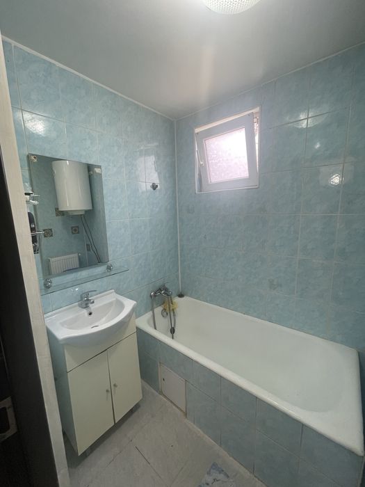 Inchiriez casa la curte