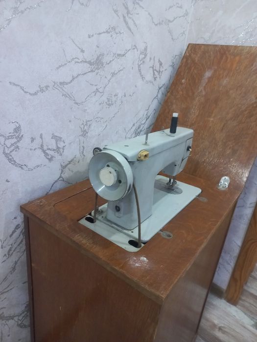 Продам швейную машинку