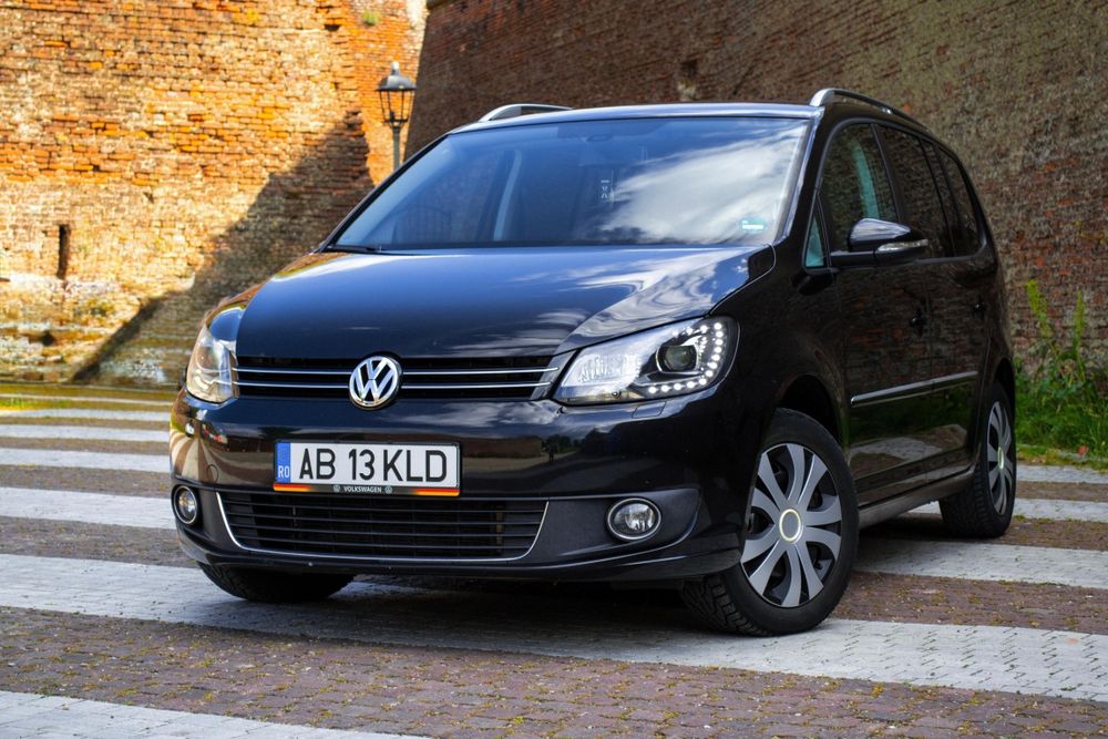 VOLKSWAGEN Touran 2011