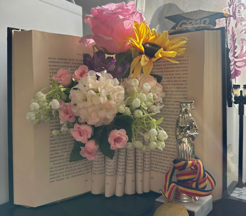 Vând decoratiune handmade din carte + flori artificiale