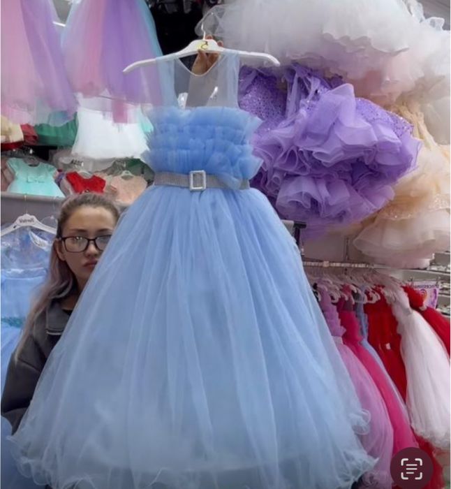 Платье голубое для девочек есть 2 размера на 10-12 лет и на 14 лет