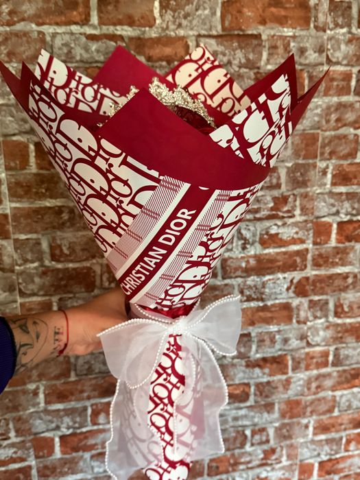 Букет от 19 сатенени розички с коронка и пеперудки