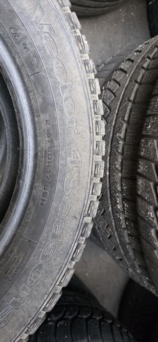 Гуми 2бр 215/60/17 - 1бр  - 25 евро