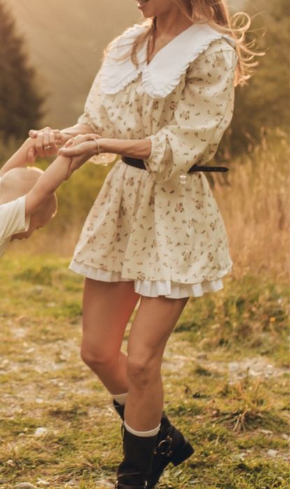 Платье с воротником