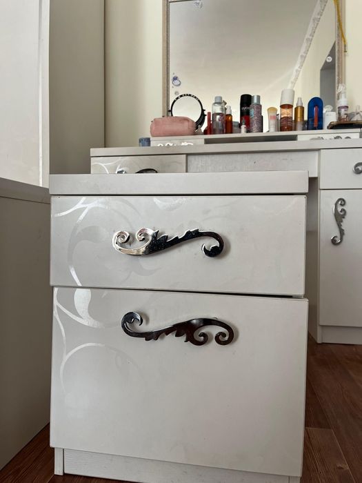 Продам шифоньер и две тумбочки