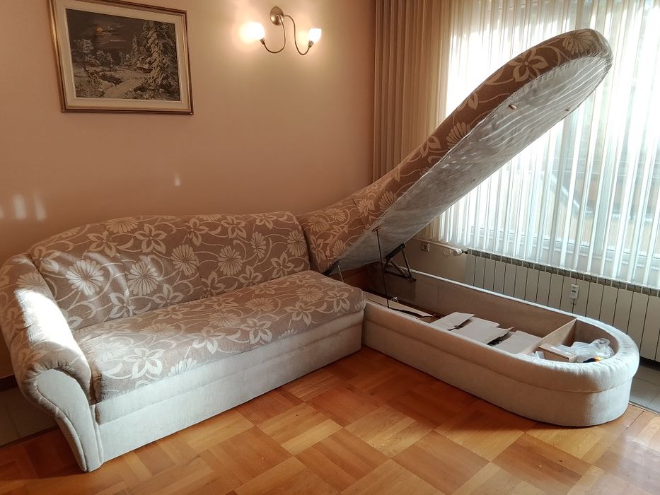 Диван ъглов, разтегателен от две части + 2 табуретки