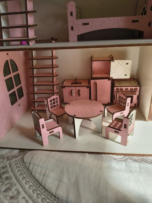 Домик с мебелью для кукол