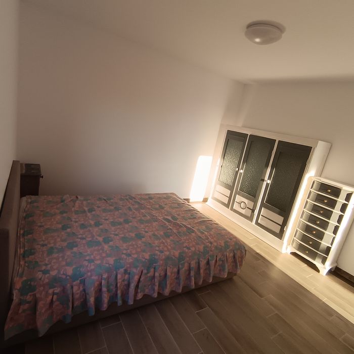 Închiriez apartament cu 3 camere la casa