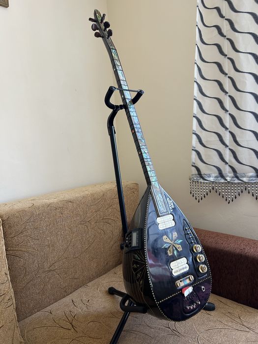 Saz (Саз) Elektro baglama (Електрически саз)